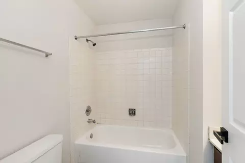 Bath - 628 Mallard Ct #B2, Bartlett, IL 60103 photo 1 of 2