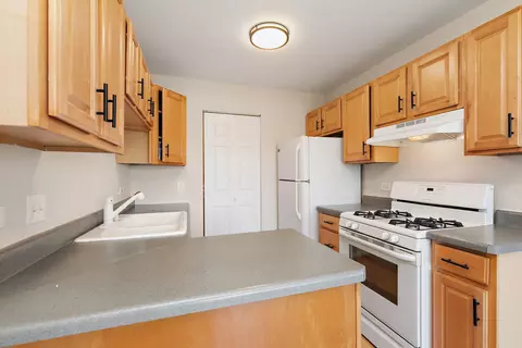 Kitchen - 628 Mallard Ct #B2, Bartlett, IL 60103 photo 3 of 4