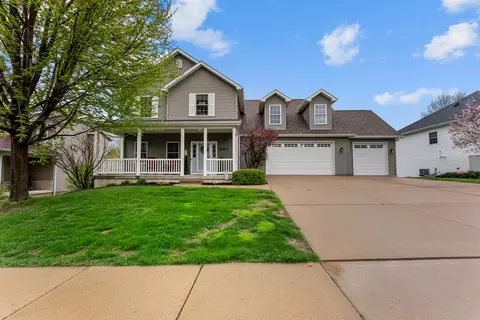 431 N 8th St, Le Claire, IA 52753