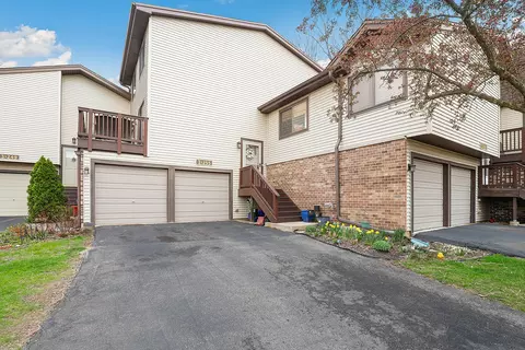 3 S255 Briarwood Dr, Warrenville, IL 60555