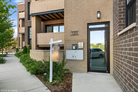 1203 W Superior St #1B, Chicago, IL 60642