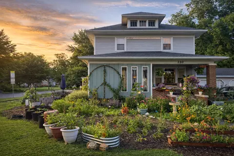 210 6th St, Mendota, IL 61342