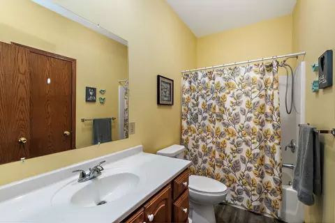 Bath - 201 W Hardanger Gate, Lee, IL 60530 photo 2 of 2