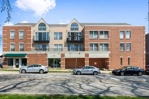 1800 Dewes St #204, Glenview, IL 60025
