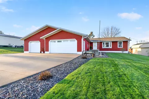 122 Park Ave, Charlotte, IA 52731