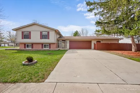 876 Darlington Ln, Crystal Lake, IL 60014