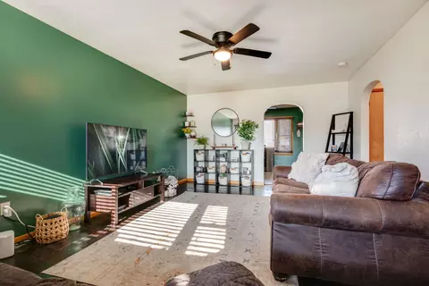 Living - 1532 S 5th Ave, Kankakee, IL 60901 photo 2 of 3