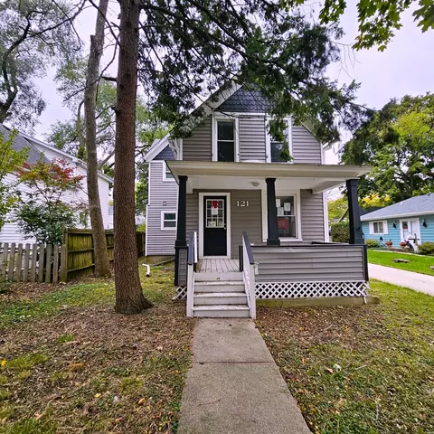 121 4th St, Libertyville, IL 60048