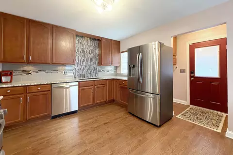 Kitchen - 2808 Dove St, Rolling Meadows, IL 60008 photo 3 of 4