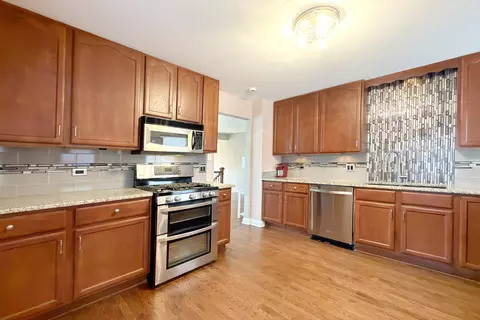Kitchen - 2808 Dove St, Rolling Meadows, IL 60008 photo 2 of 4