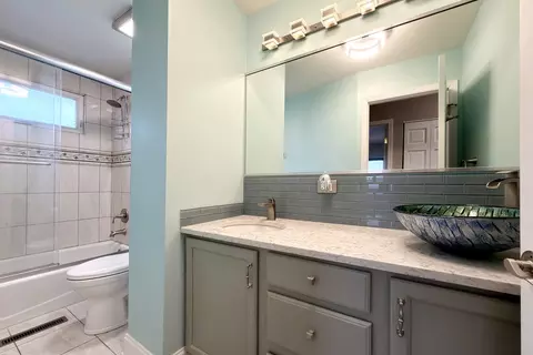 Bath - 2808 Dove St, Rolling Meadows, IL 60008 photo 2 of 2
