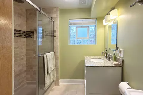 Bath - 2808 Dove St, Rolling Meadows, IL 60008 photo 1 of 2