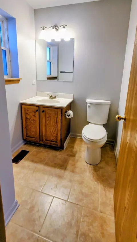 Bath - 1440 E 72nd St, Chicago, IL 60619 photo 1 of 3