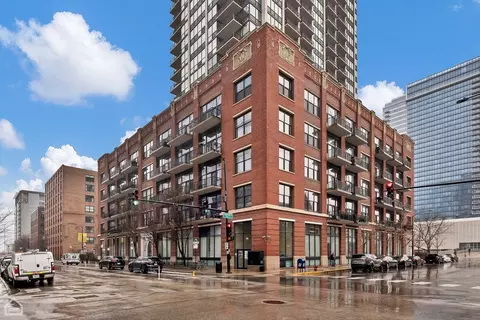 210 S Desplaines St #404, Chicago, IL 60661