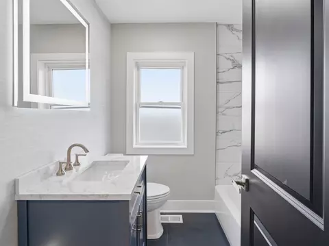 Bath - 600 E 87th Pl, Chicago, IL 60619 photo 1 of 5