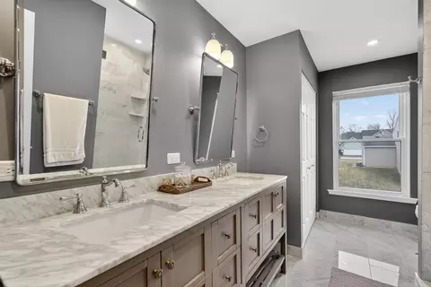 Bath - 5285 Shotkoski Dr, Hoffman Estates, IL 60192 photo 4 of 7