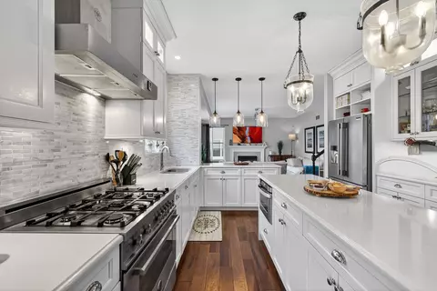 Kitchen - 5285 Shotkoski Dr, Hoffman Estates, IL 60192 photo 2 of 4