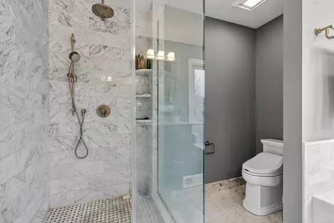 Bath - 5285 Shotkoski Dr, Hoffman Estates, IL 60192 photo 3 of 7