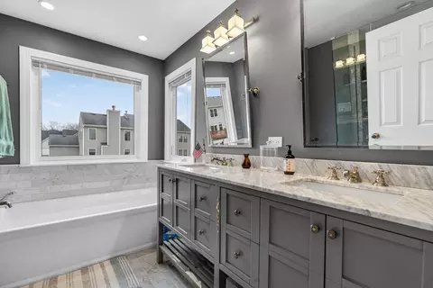 Bath - 5285 Shotkoski Dr, Hoffman Estates, IL 60192 photo 2 of 7