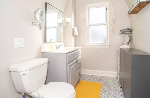 Bath - 3901 Custer Ave, Lyons, IL 60534 photo 3 of 3