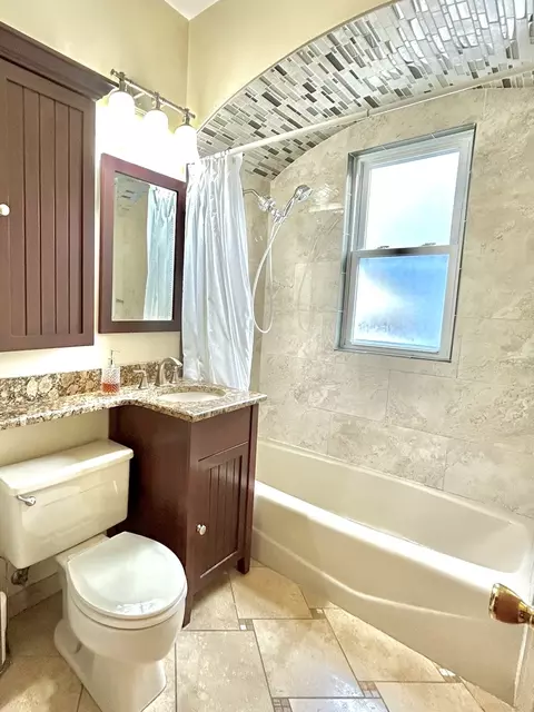 Bath - 3901 Custer Ave, Lyons, IL 60534 photo 2 of 3