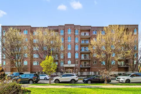 1327 E Washington St #309, Des Plaines, IL 60016