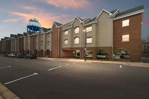 245 Burlington Ave #311, Clarendon Hills, IL 60514