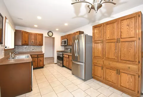 Kitchen - 358 Thistle Dr, Bolingbrook, IL 60490 photo 2 of 4