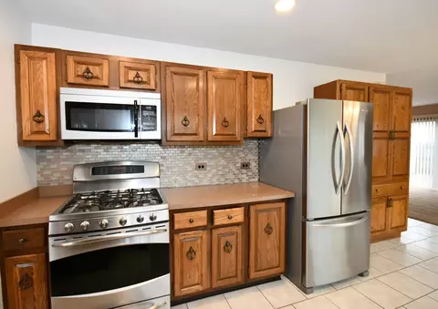 Kitchen - 358 Thistle Dr, Bolingbrook, IL 60490 photo 3 of 4