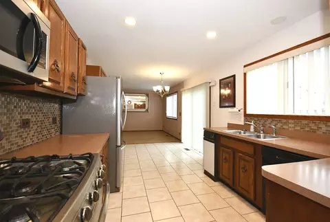 Kitchen - 358 Thistle Dr, Bolingbrook, IL 60490 photo 4 of 4