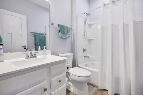 Bath - 3650 Reddington Cir, Elgin, IL 60124 photo 2 of 2