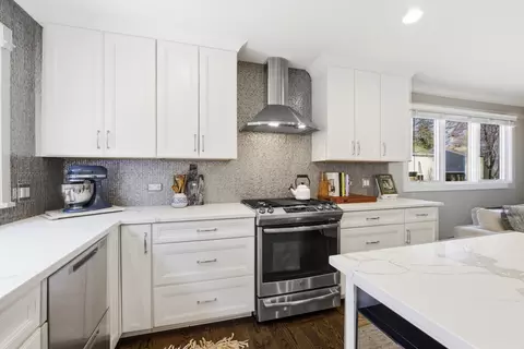 Kitchen - 2105 Timber Ln, Wheaton, IL 60189 photo 2 of 5