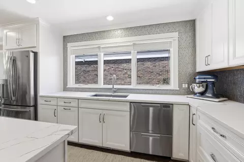Kitchen - 2105 Timber Ln, Wheaton, IL 60189 photo 3 of 5