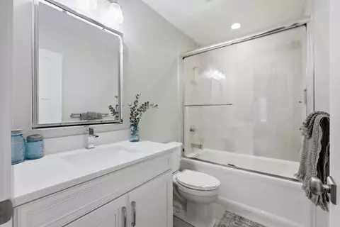 Bath - 2105 Timber Ln, Wheaton, IL 60189 photo 4 of 4