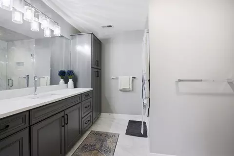Bath - 2105 Timber Ln, Wheaton, IL 60189 photo 2 of 4