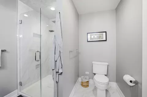 Bath - 2105 Timber Ln, Wheaton, IL 60189 photo 3 of 4