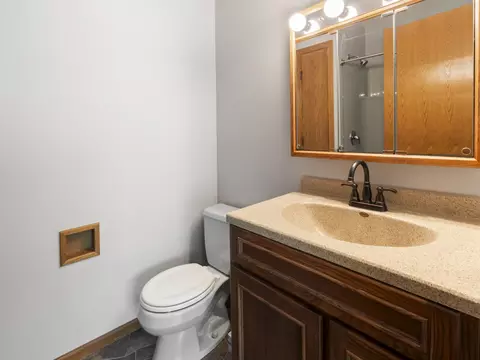 Bath - 2772 Glendower Ter, Elgin, IL 60124 photo 2 of 6