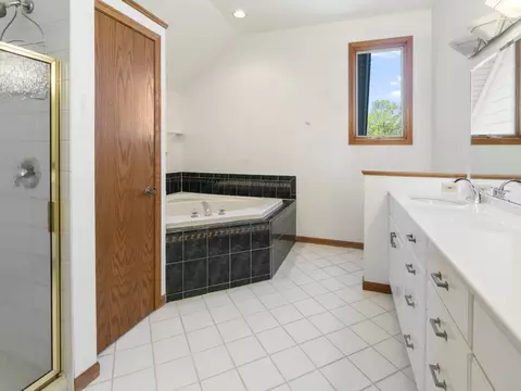 Bath - 2772 Glendower Ter, Elgin, IL 60124 photo 5 of 6