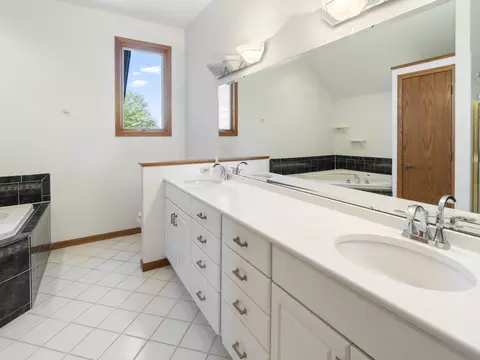 Bath - 2772 Glendower Ter, Elgin, IL 60124 photo 4 of 6