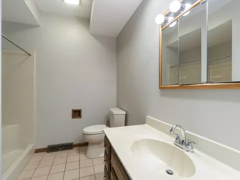 Bath - 2772 Glendower Ter, Elgin, IL 60124 photo 1 of 6