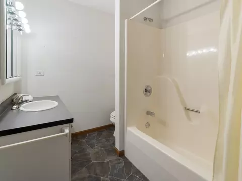 Bath - 2772 Glendower Ter, Elgin, IL 60124 photo 3 of 6