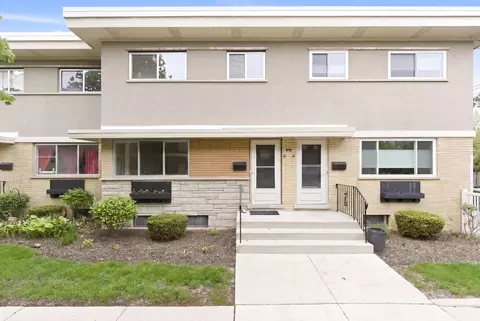 614 S Milwaukee Ave #E, Libertyville, IL 60048