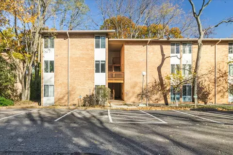 5817 Oakwood Dr #E, Lisle, IL 60532