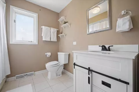 Bath - 134 Amherst Dr, Bartlett, IL 60103 photo 3 of 3