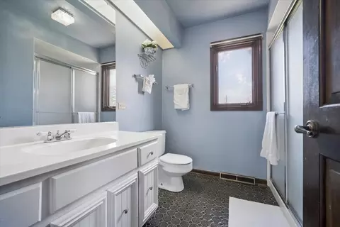 Bath - 134 Amherst Dr, Bartlett, IL 60103 photo 2 of 3
