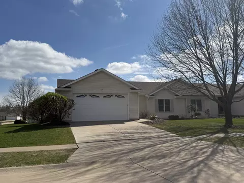 34 Madison Cir, Davenport, IA 52806