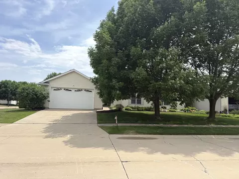 34 Madison Cir, Davenport, IA 52806