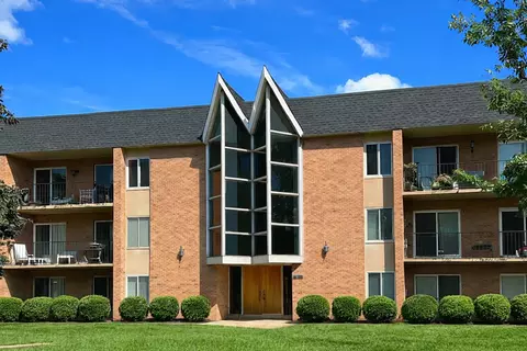 1001 N Mill St #203, Naperville, IL 60563