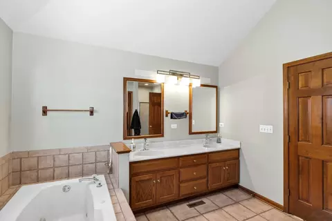 Bath - 3916 Nighthawk Ct, Naperville, IL 60540 photo 3 of 5