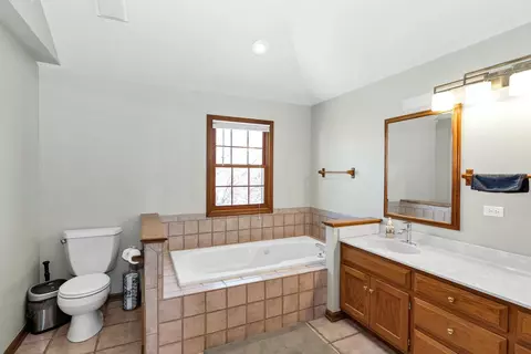 Bath - 3916 Nighthawk Ct, Naperville, IL 60540 photo 2 of 5